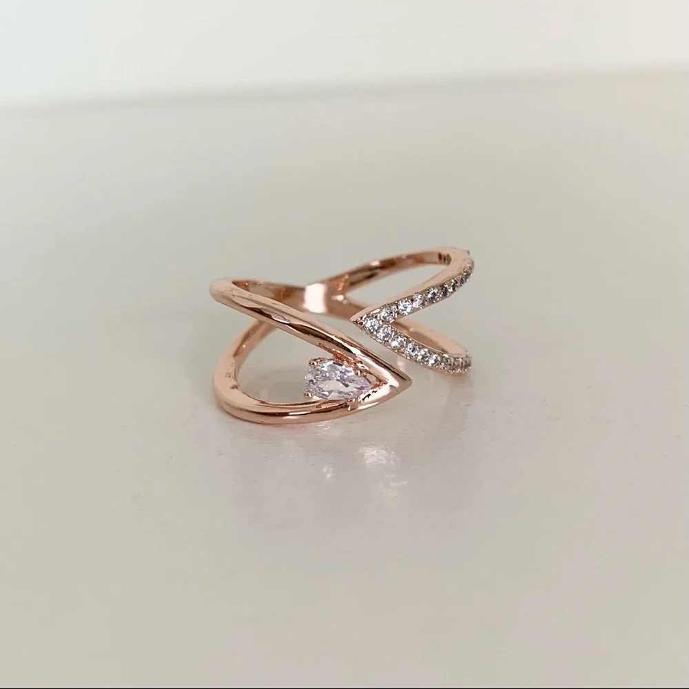 NWOT Rose gold X ring